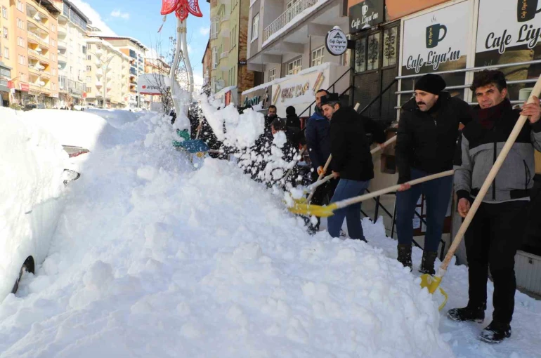 Güvenlik korucularından karla mücadeleye destek 
