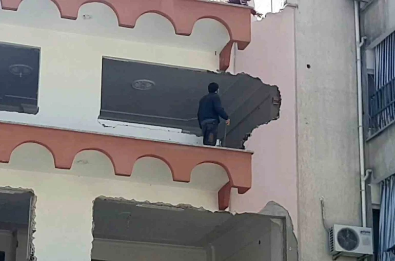 Güvenlik önlemleri alınmadan yapılan bina yıkımı tehlike saçtı 