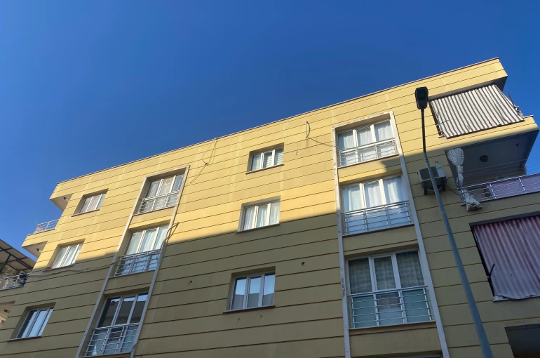 Güvercin meraklısı adam asansör kulesinden düştü