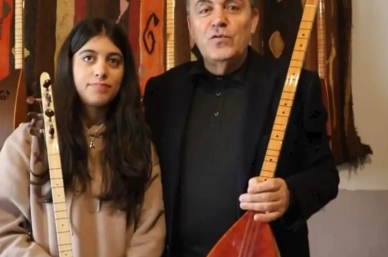 Güzel Sanatlar lisesini kazanan öğrenciye Başkan Demir’den 2 bağlama saz hediye