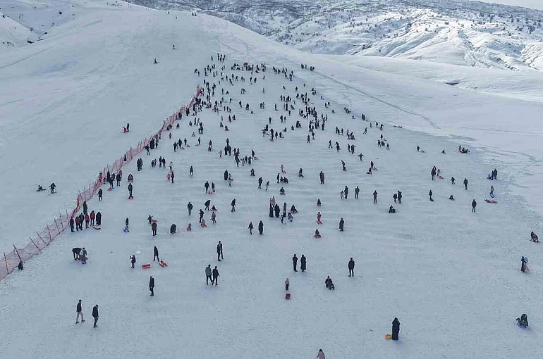 Güzeldağ Kayak Merkezi yarıyıl tatilinin son gününde doldu taştı 
