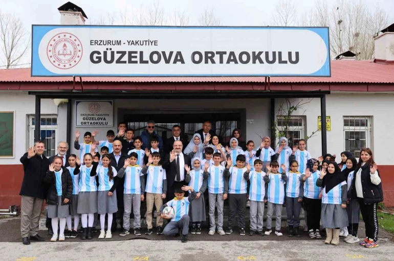 Güzelova’da 23 Nisan coşkusu: Rektör Hacımüftüoğlu, Minik yüreklerle bayram sevincini paylaştı 