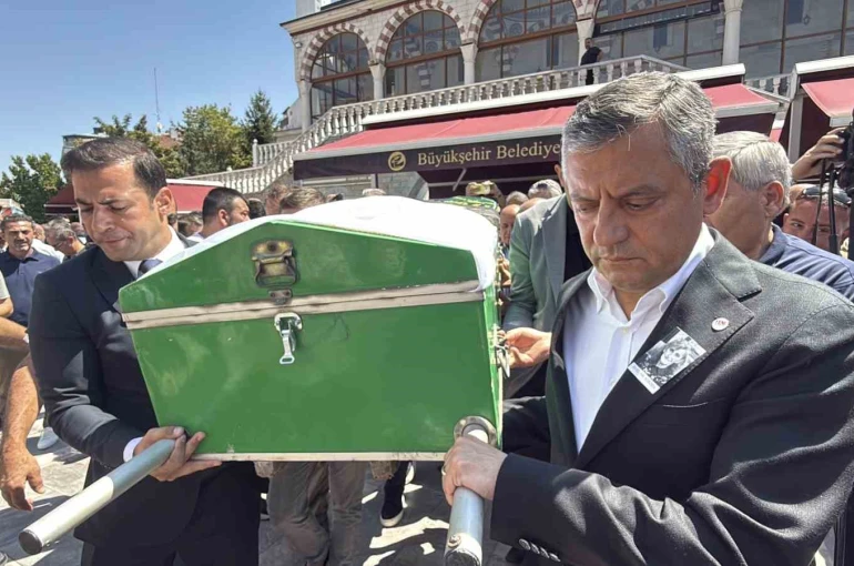 Güzin Büyükerşen son yolculuğuna uğurlandı 