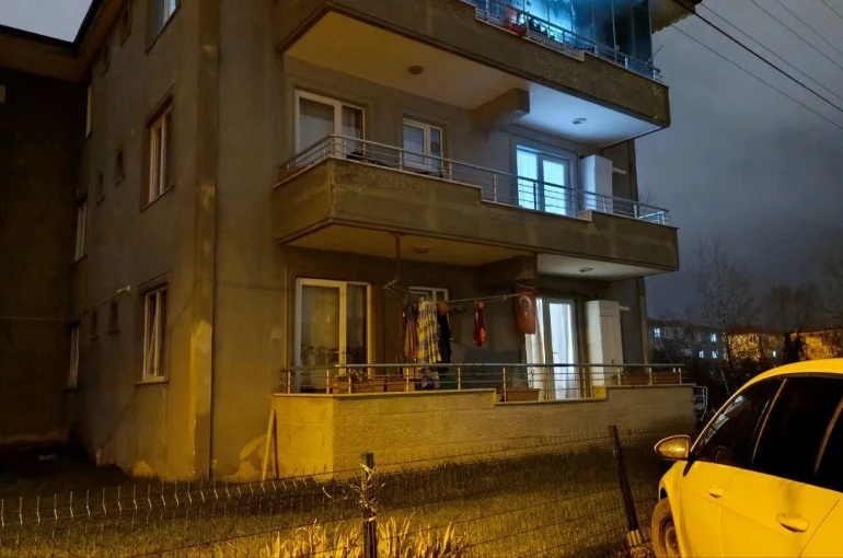 Haber alamadığı kardeşini evde ölü buldu 