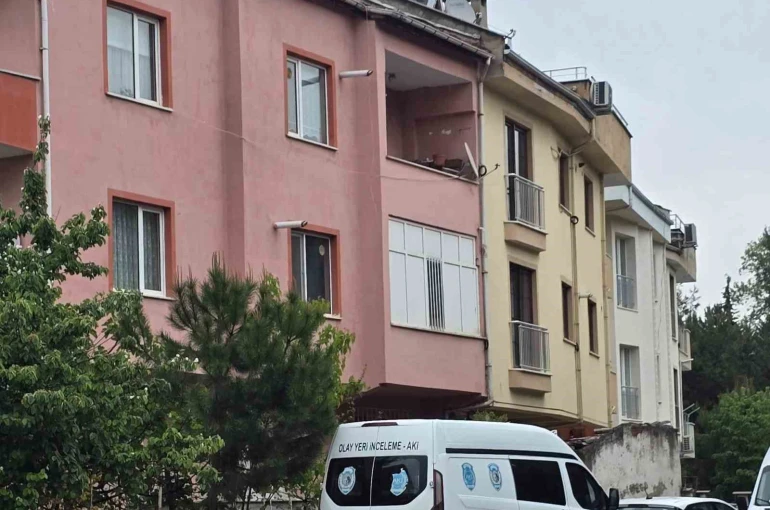 Haber alınamayan öğretmen evinde ölü bulundu 