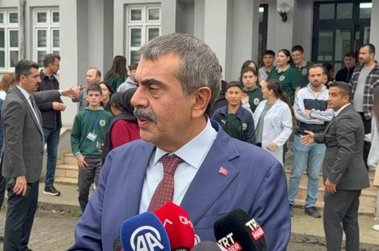 Habersiz ziyaret: Nöbetçi öğretmen Bakan Tekin’i veli sandı 