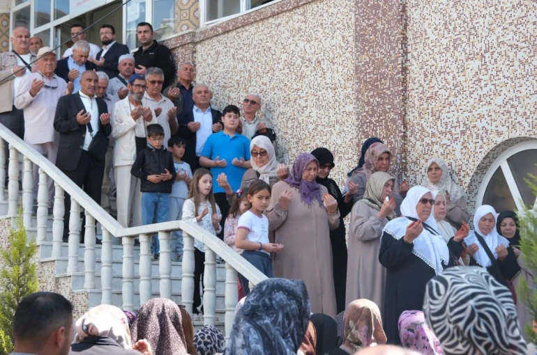Hacı adayları dualarla kutsal topraklara uğurlandı 