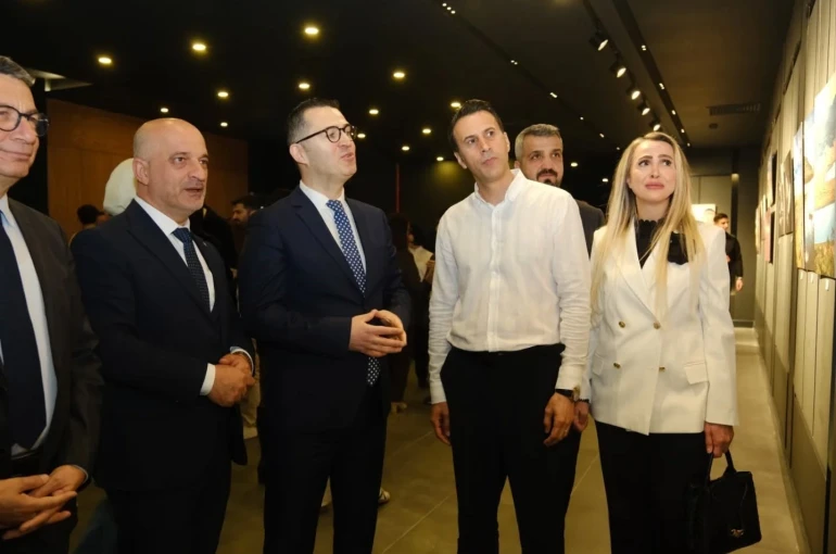 Hadi Mousavi’nin "Geçmişin İzinde: Eskişehir Fotoğraf Sergisi" 