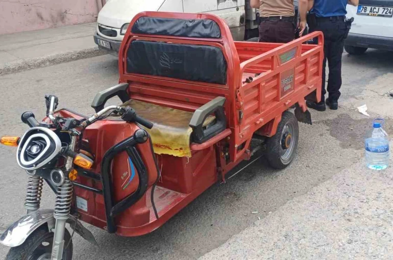 Hafif ticari araç elektrikli motosikletle çarpıştı: 5 yaralı 