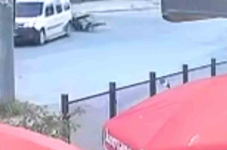 Hafif ticari araç ile çarpışan motosikletin sürücüsü yaralandı 