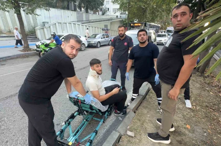 Hafif ticari araç ile motosiklet çarpıştı: 1 yaralı
