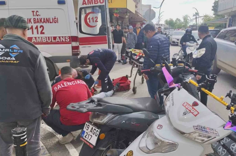 Hafif ticari araç ile motosiklet çarpıştı o anlar güvenlik kamerasına yansıdı: 1 yaralı 