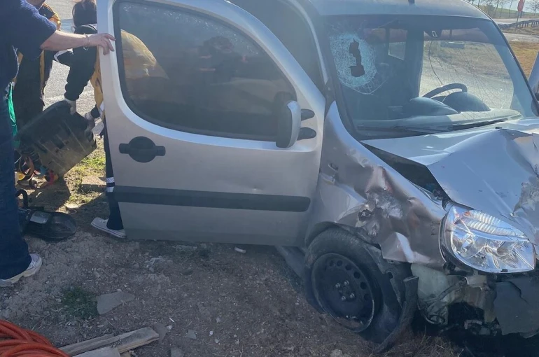 Hafif ticari araç ile otomobil çarpıştı: 1 ölü, 4 yaralı