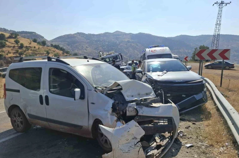 Hafif ticari araç ile otomobil çarpıştı: 1 yaralı
