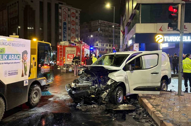 Hafif ticari araç ile otomobil çarpıştı: 2 yaralı 