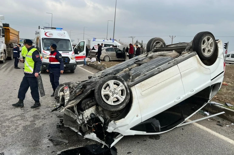 Hafif ticari araç ile otomobil çarpıştı: 6 yaralı