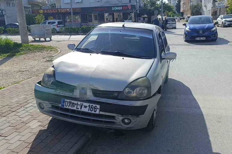 Hafif ticari araç ile otomobilin çarpıştığı kaza ucuz atlatıldı 