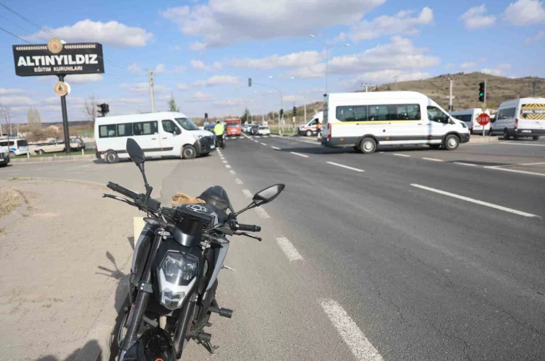 Hafif ticari araç kırmızı ışıkta bekleyen motosiklete çarptı: 2 yaralı 