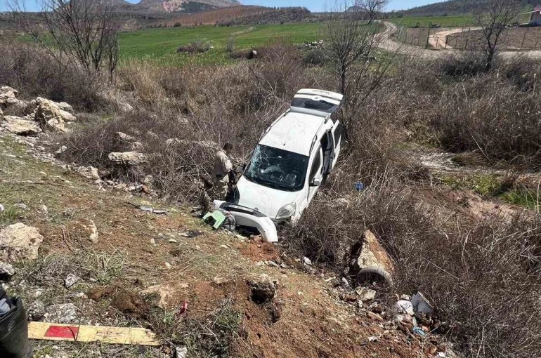 Hafif ticari araç şarampole girdi: 4 yaralı