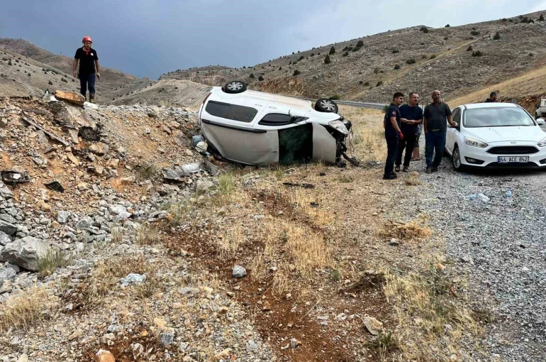 Hafif ticari araç takla attı: 6 yaralı