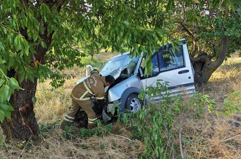 Hafif ticari araç tarım aracına çarptı: 1 ölü, 5 yaralı