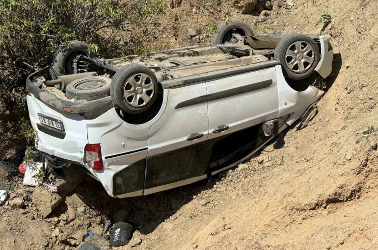 Hafif ticari araç uçuruma yuvarlandı: 1 ölü, 4 yaralı