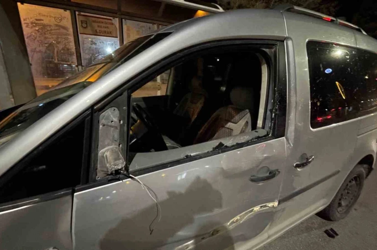 Hafif ticari araç üniversite öğrencisine çarptı: 3 yaralı 