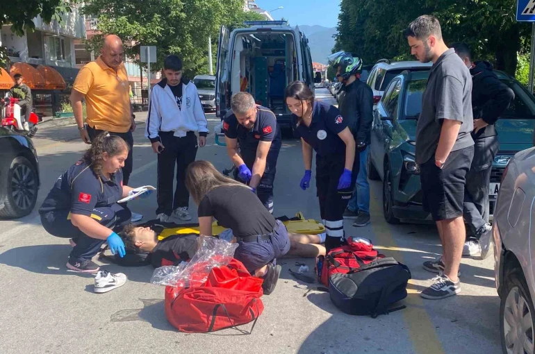 Hafif ticari araca çarparak savrulan motosikletli yaralandı 