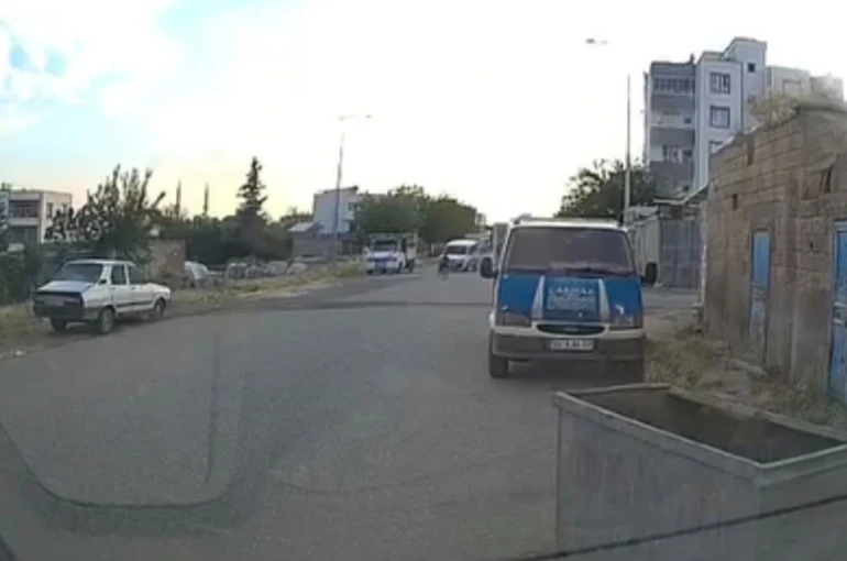 Hafif ticari aracın çarptığı bisikletli çocuk yaralandı: Kaza anı kamerada 