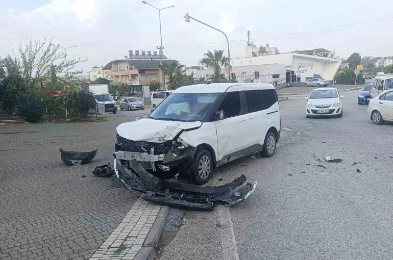 Hafif ticari araçla çarpışan otomobilin sürücüsü yaralandı