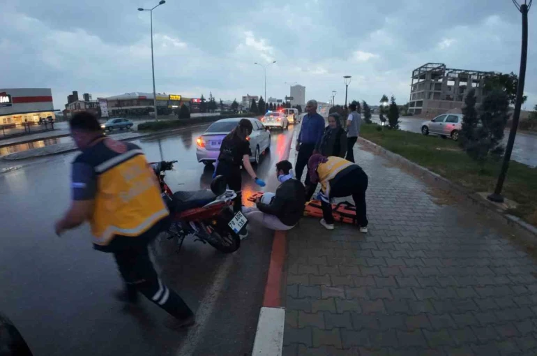Hafif ticari araçla motosiklet çarpıştı: 1 yaralı 