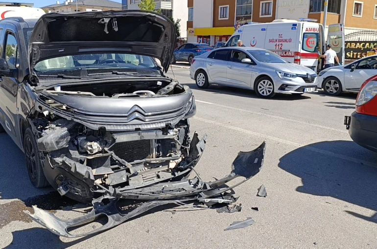 Hafif ticari araçla otomobil çarpıştı : 4 yaralı