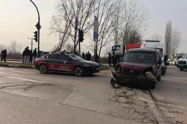Hafif ticari araçların çarpışmasıyla 3'ü çocuk 7 kişi yaralandı
