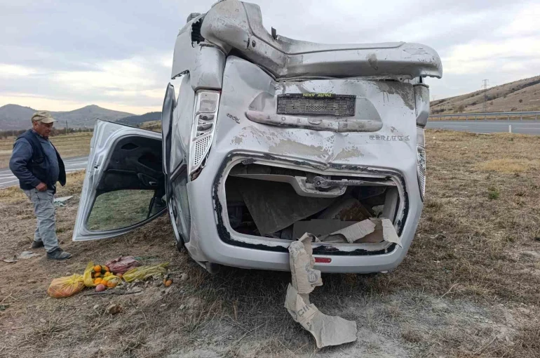 Hafif ticari araçların çarpıştığı kaza 7 kişi yaralandı 