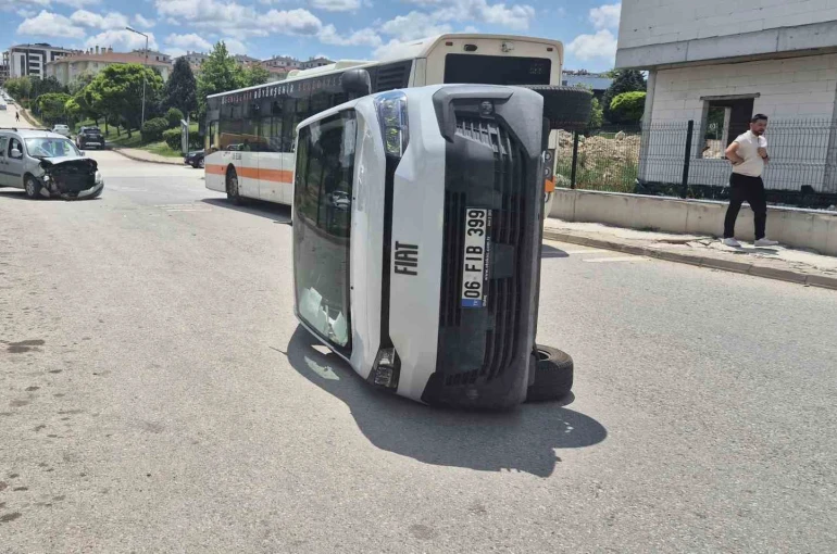 Hafif ticarinin çarptığı PTT aracı yan devrildi 