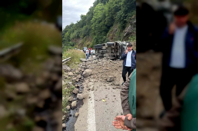 Hafriyat kamyonu yola devrildi: 1 yaralı 