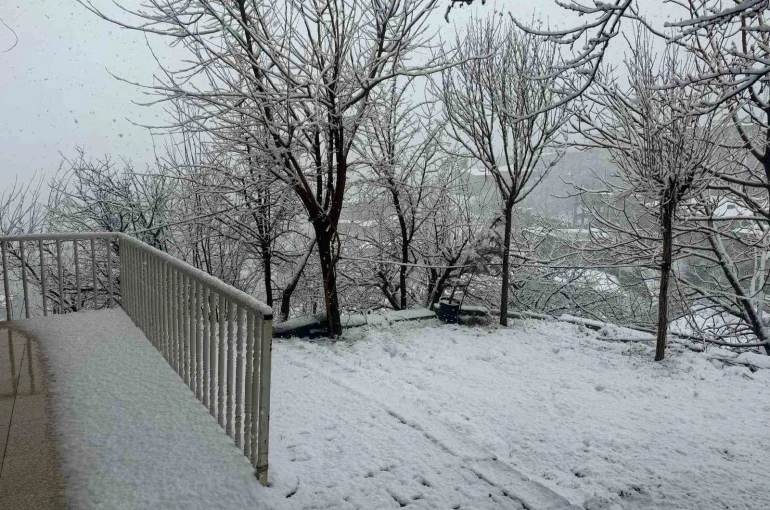 Hakkari beyaza büründü 