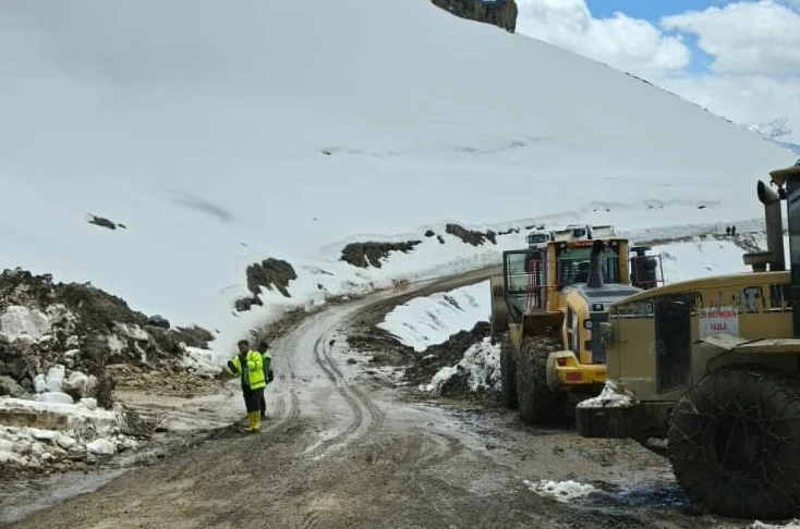 Hakkari İl Özel İdaresi ekipleri geceyi yolda geçirdi 