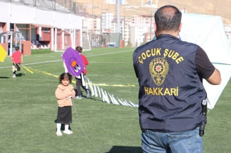 Hakkari polisinden çocuklar için uçurtma şenliği düzenlendi 