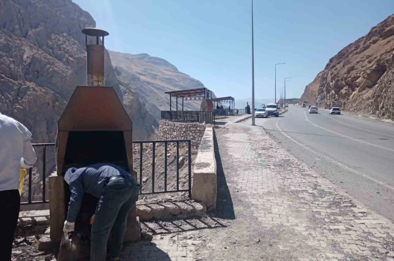 Hakkari-Van karayolunda temizlik çalışması