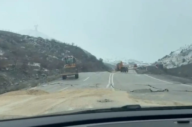 Hakkari-Van yolunda çökme: Ulaşım kontrollü sağlanıyor 