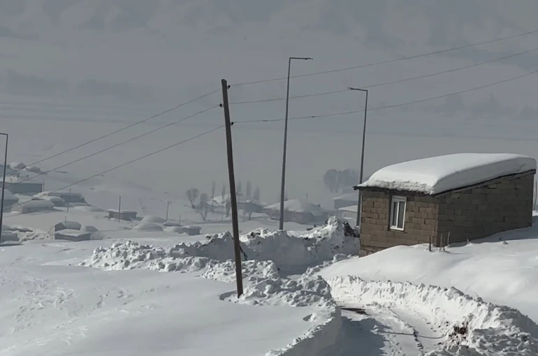 Hakkari’de 68 yerleşim yerinin yolu kapandı 