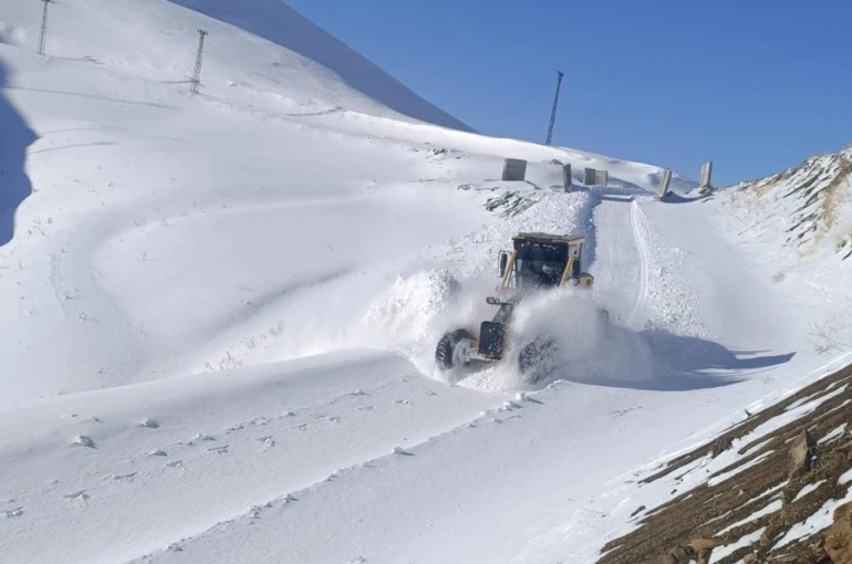 Hakkari’de 97 yerleşim yerinin yolu ulaşıma kapandı