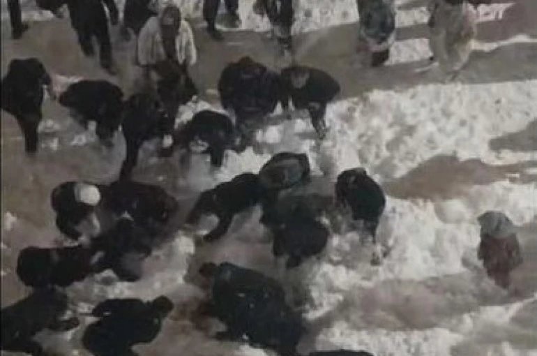 Hakkâri’de çatıdan düşen kar kütlesinin altında kalan öğrenci yaralandı