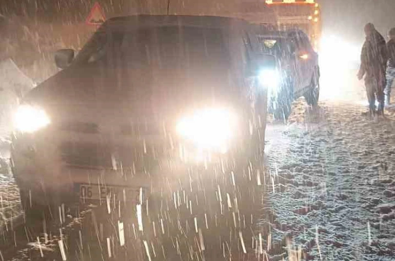 Hakkari’de çığ düştü: Çok sayıda araç yolda mahsur kaldı 