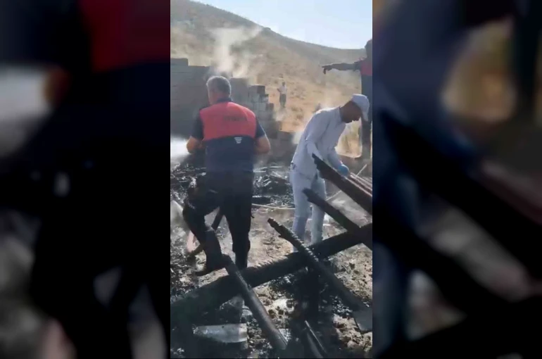 Hakkari’de çıkan yangında bir ev kullanılamaz hale geldi 
