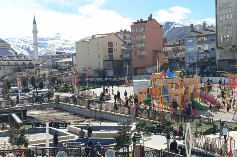 Hakkari’de güneşli havayı fırsat bilenler parka akın etti 