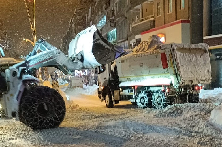 Hakkari’de kar dağları şehir dışına çıkartılıyor 