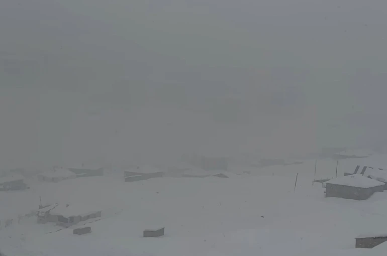 Hakkari’de kar yağışı: 43 yerleşim yerinin yolu kapandı 