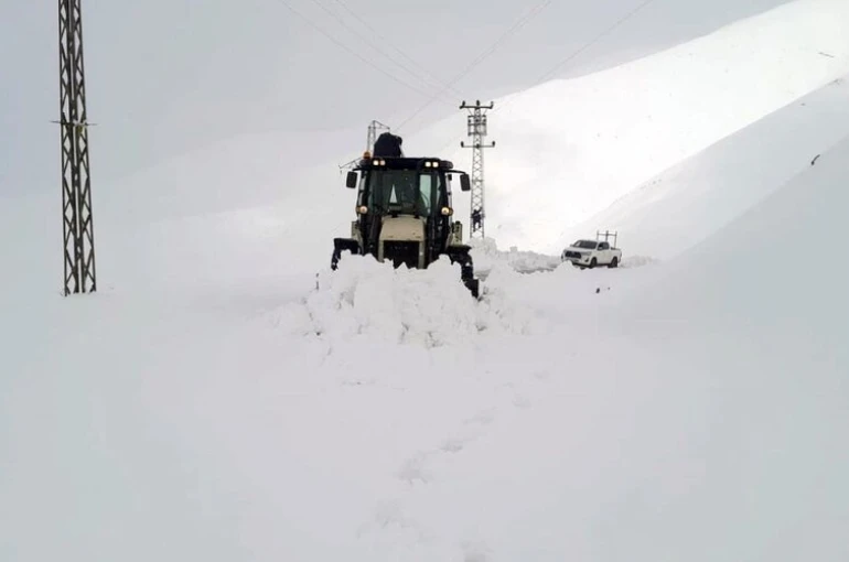 Hakkari’de kardan kapanan 9 köy ve 21 mezra yolu ulaşıma açıldı 
